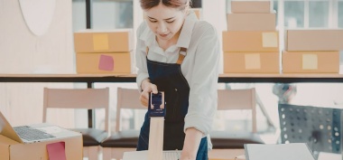 Jak zapakować buty, kosmetyki i biżuterię do wysyłki?