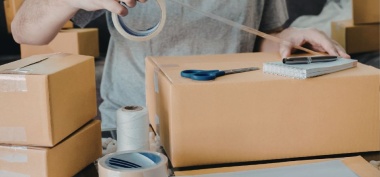 Taśmy i folie pakowe – które najlepiej chronią paczkę?